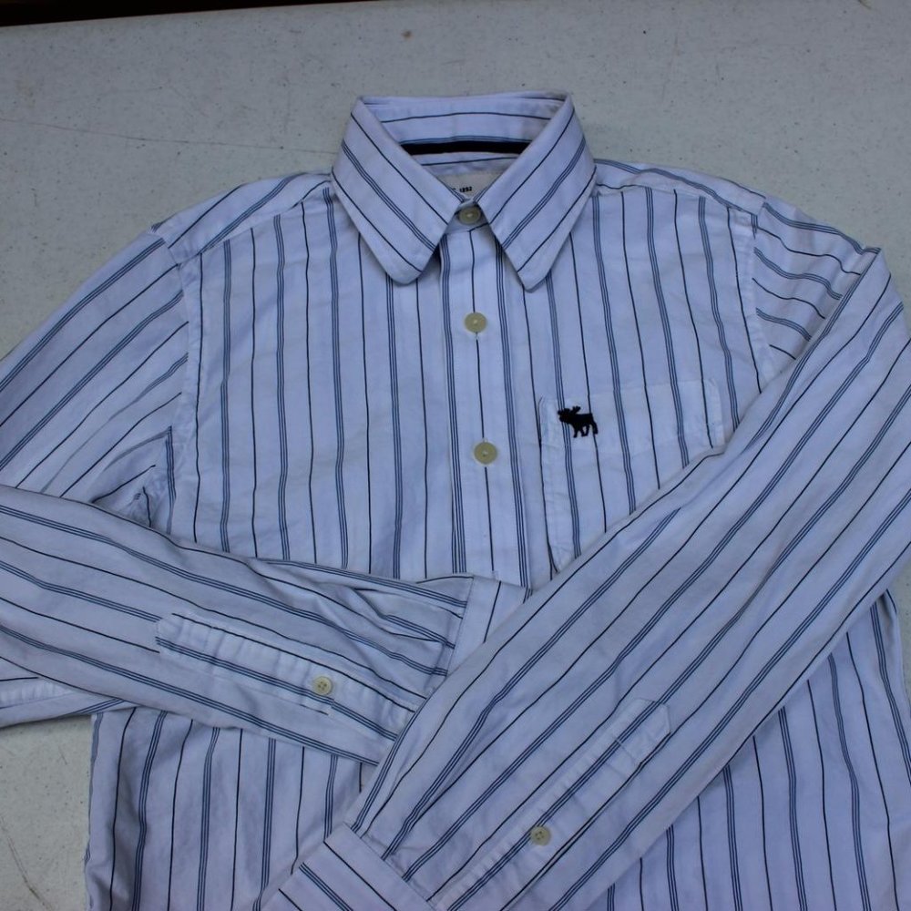 ABERCROMBIE YOUTH BOYS DRESS SHIRT WHITE BLUE PINSTRIPE SIZE MEDIUM BUTTON CUFFS
